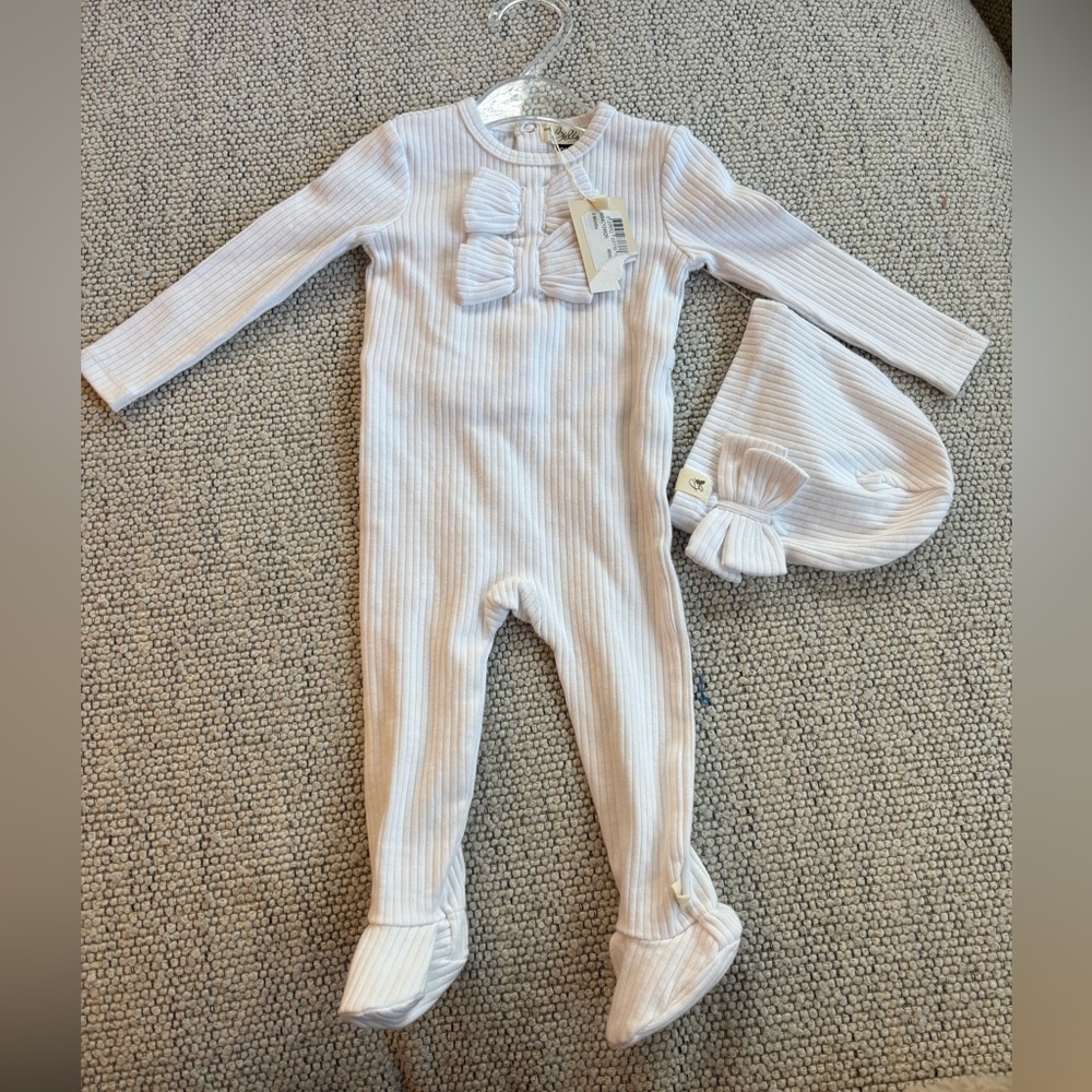 White ribbed bow footie with hat